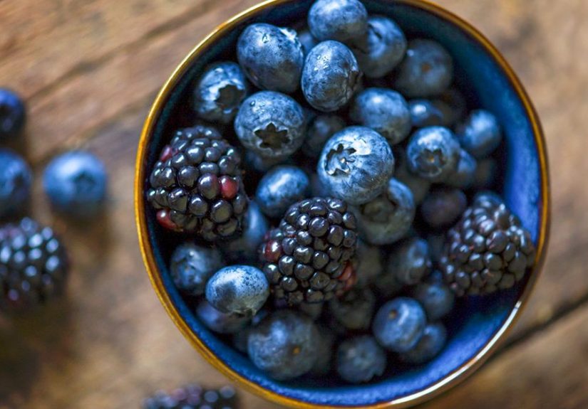 7 Delicious Blue Fruits with Powerful Health Benefits
