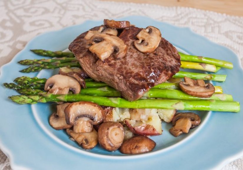 How to Cook a Filet Mignon With a Cast Iron Skillet
