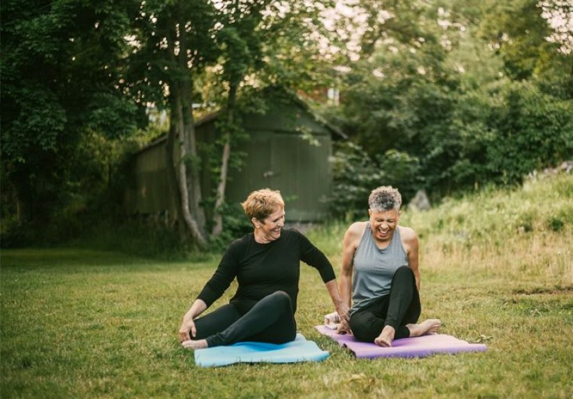 Yoga y osteoporosis: 5 posturas que ayudan y cómo hacerlas